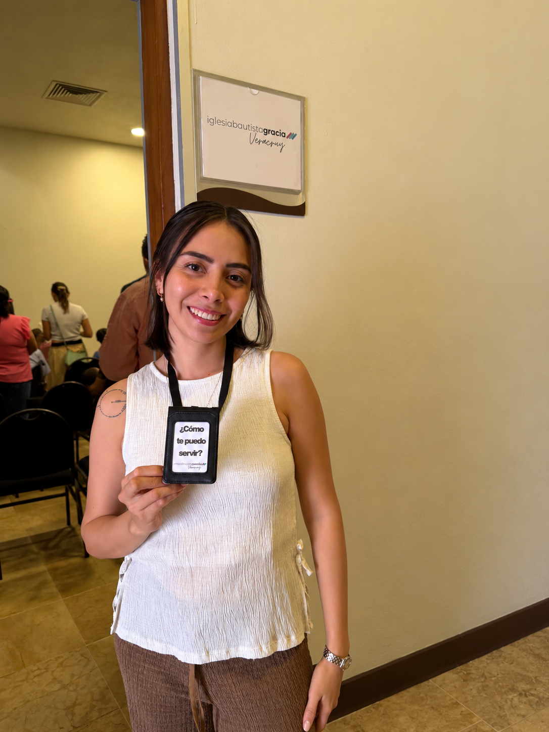 Integrante de la iglesia dando la bienvenida a quienes nos visitan