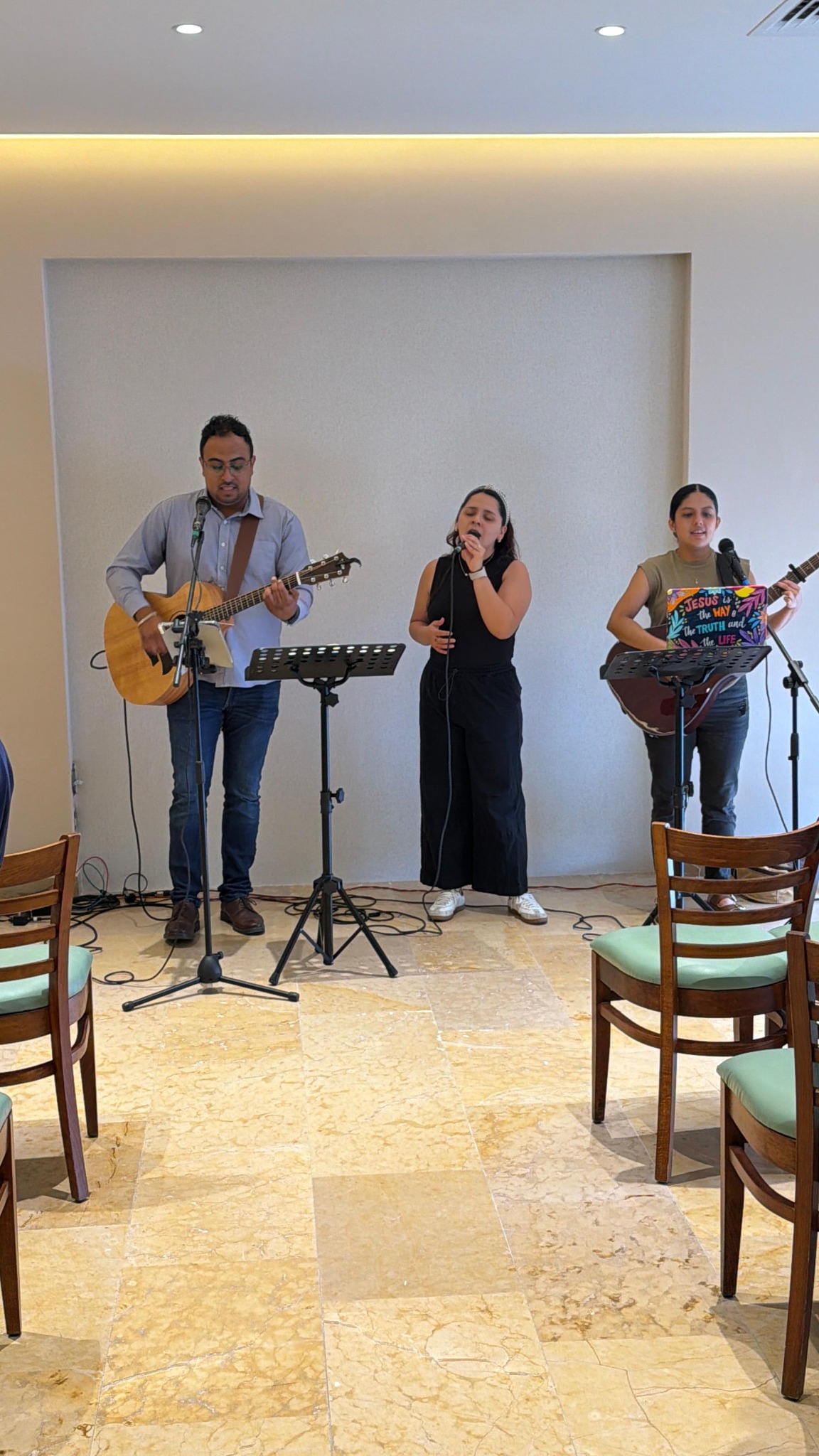 Integrantes de la iglesia sirviendo en el ministerio de alabanza