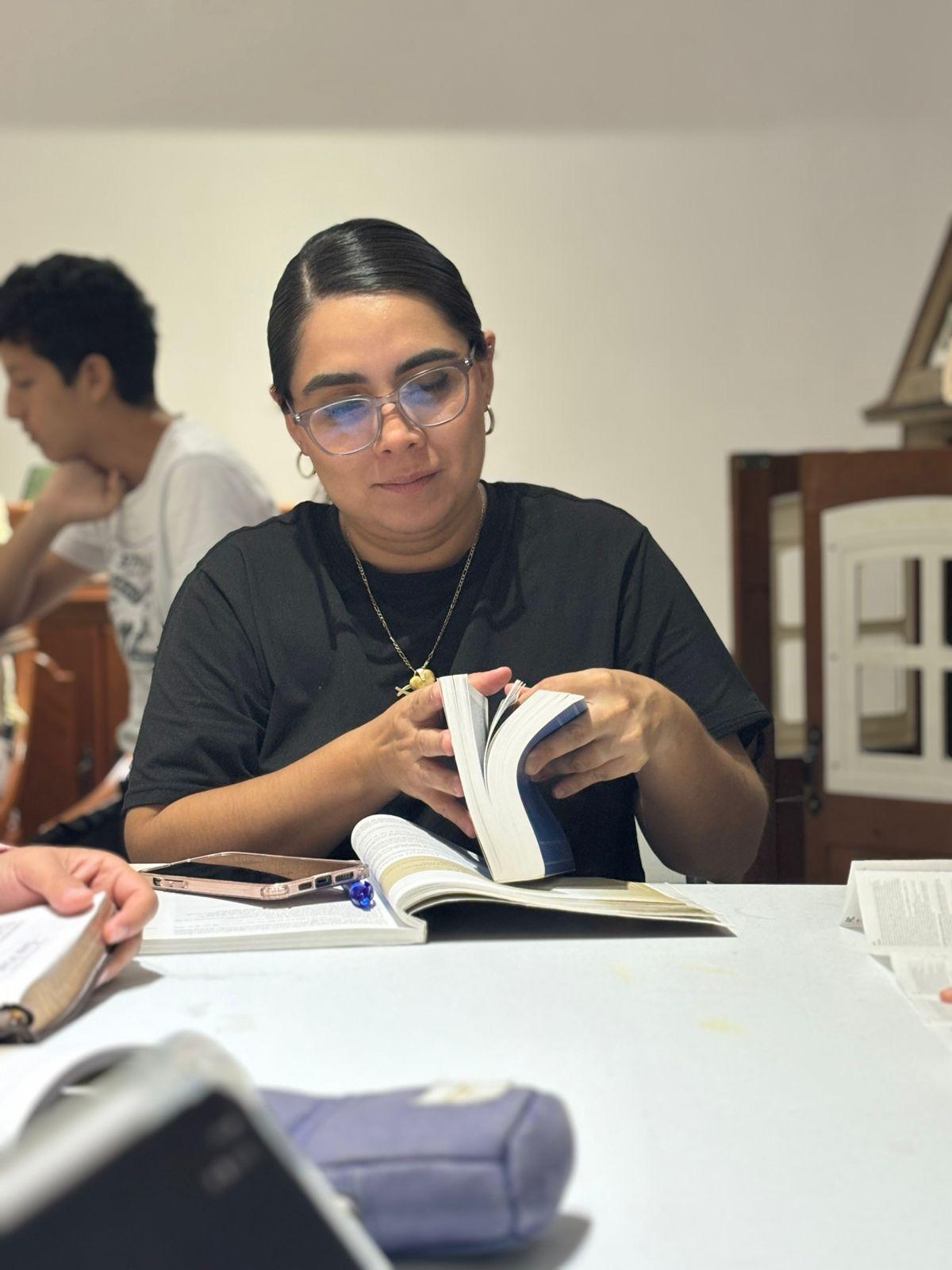 Participante leyendo la Biblia en un estudio