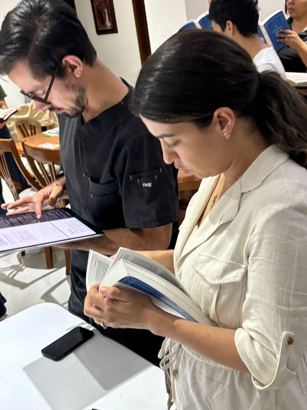 Personas leyendo la Biblia