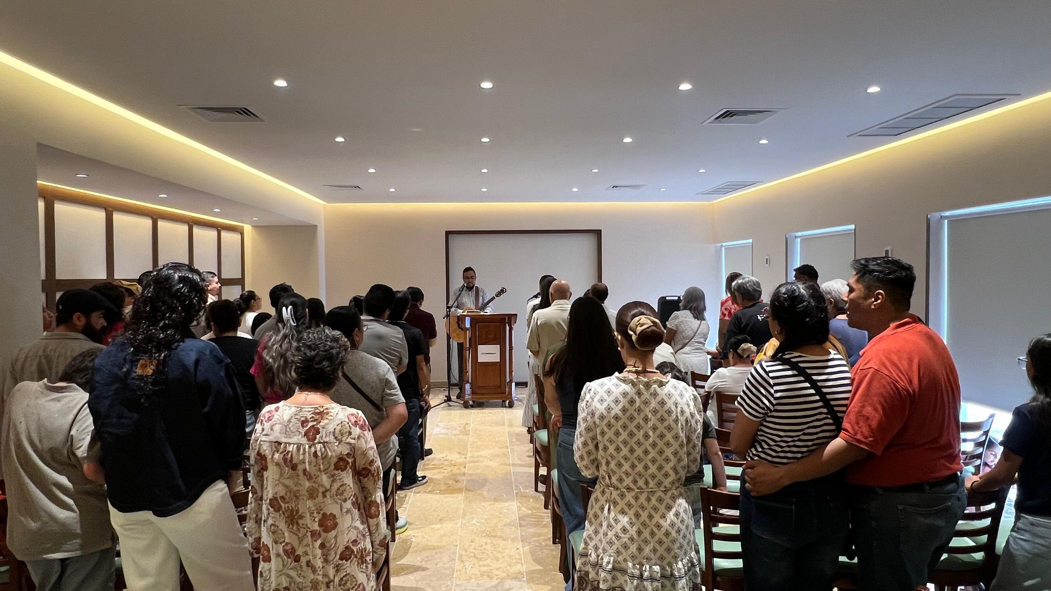 Congregación de Iglesia Bautista Gracia Veracruz reunida en adoración