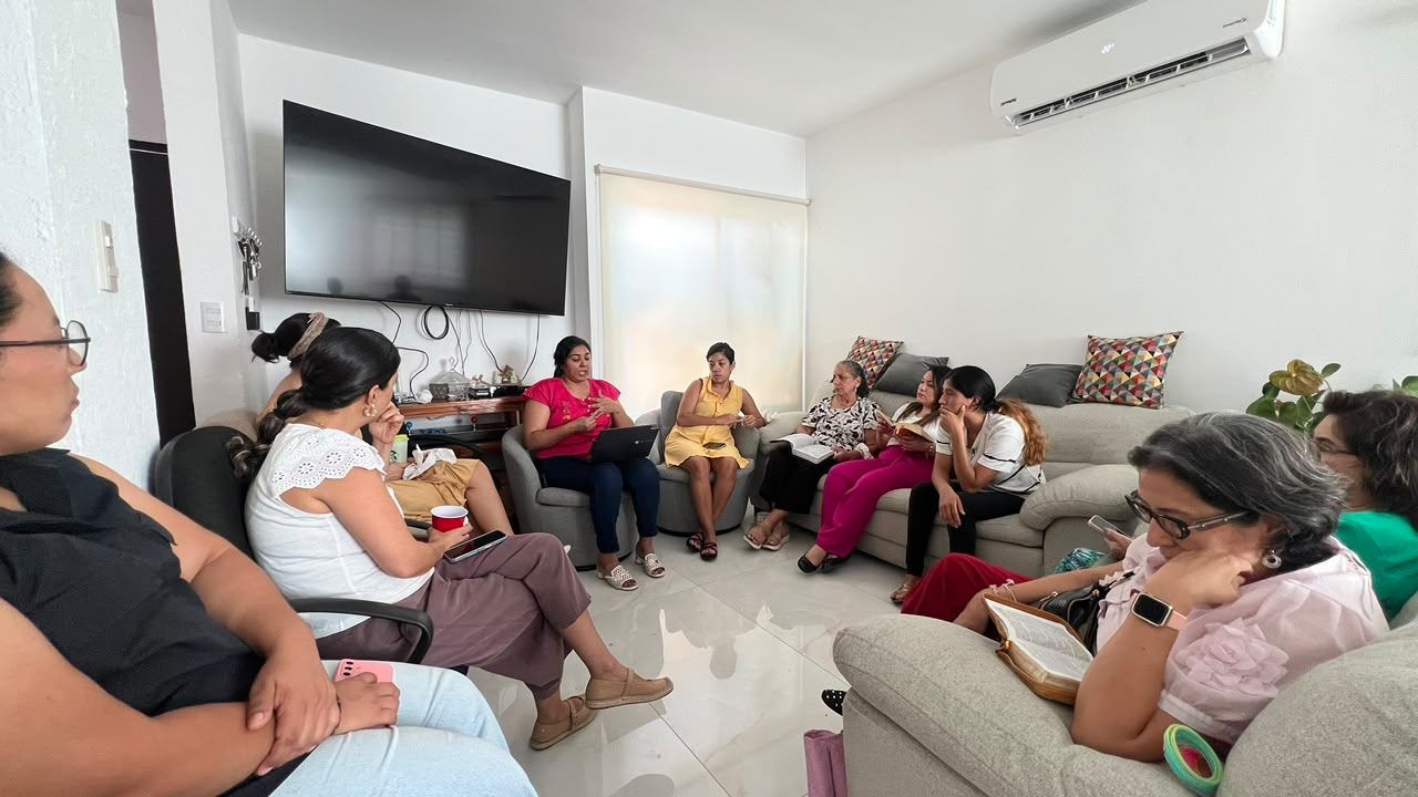 Mujeres reunidas en la reunión de chicas