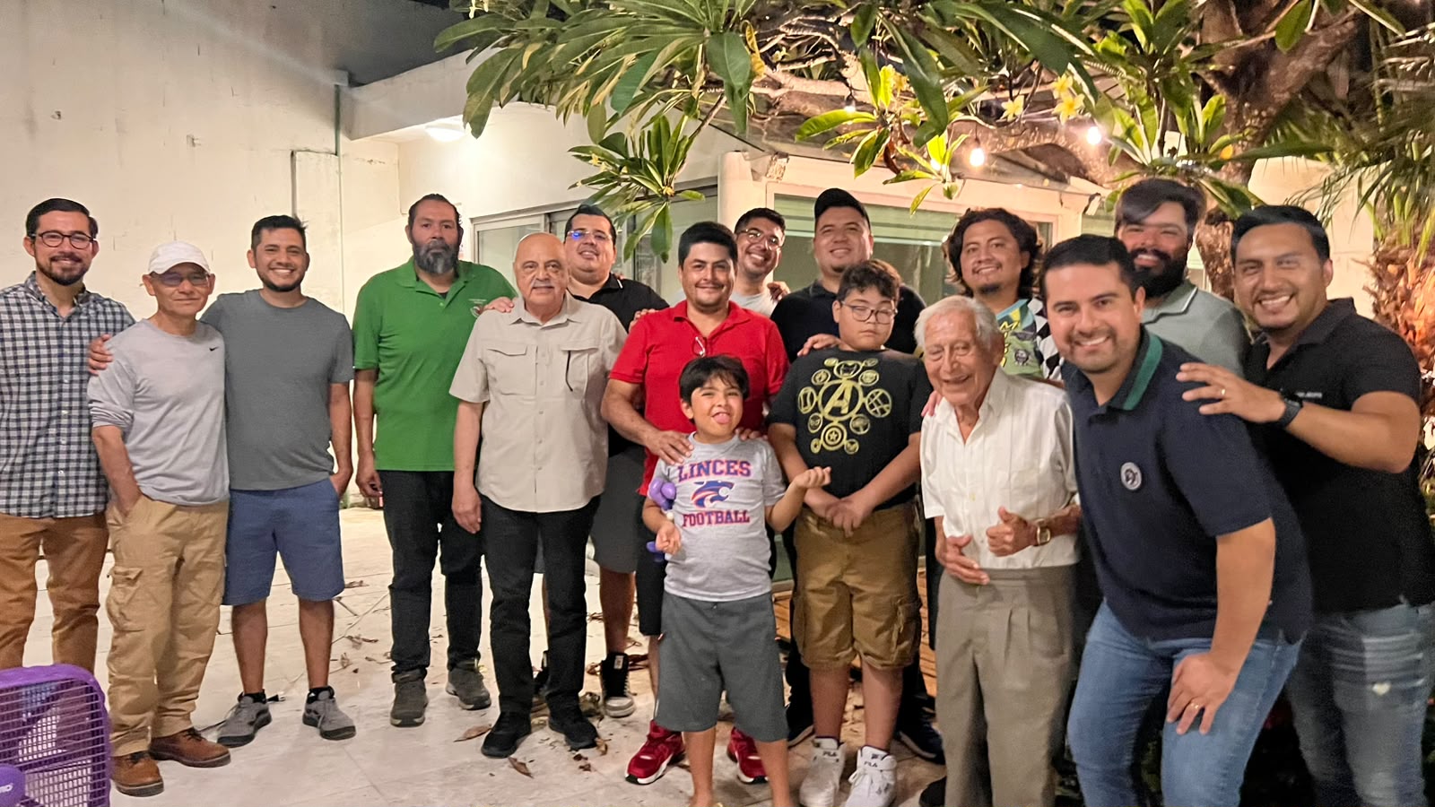 Grupo de varones de la iglesia reunido